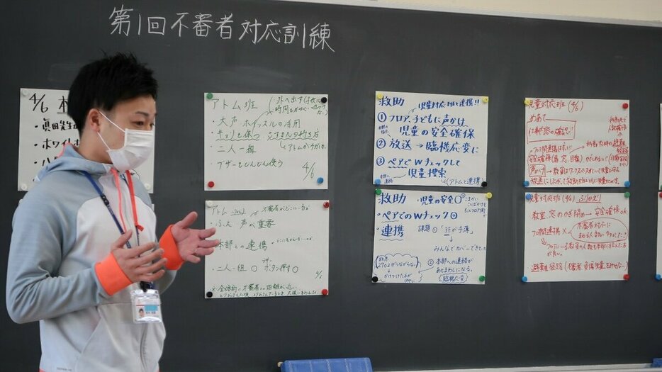 大阪教育大付属池田小学校は、不審者対応訓練の後、反省会を行った（2020年）