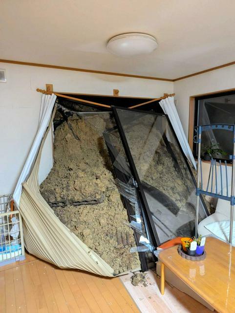 奈良県生駒市の土砂が流れ込んだ住宅=住民提供