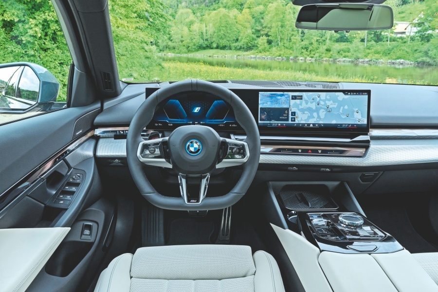 BMW i5 ツーリング eドライブ40（欧州仕様）