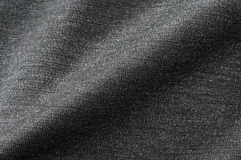 原毛は高級なスーツに使用されるスーパー120sのニュージーランド産メリノウールを使用。この素材感により、品格が漂う