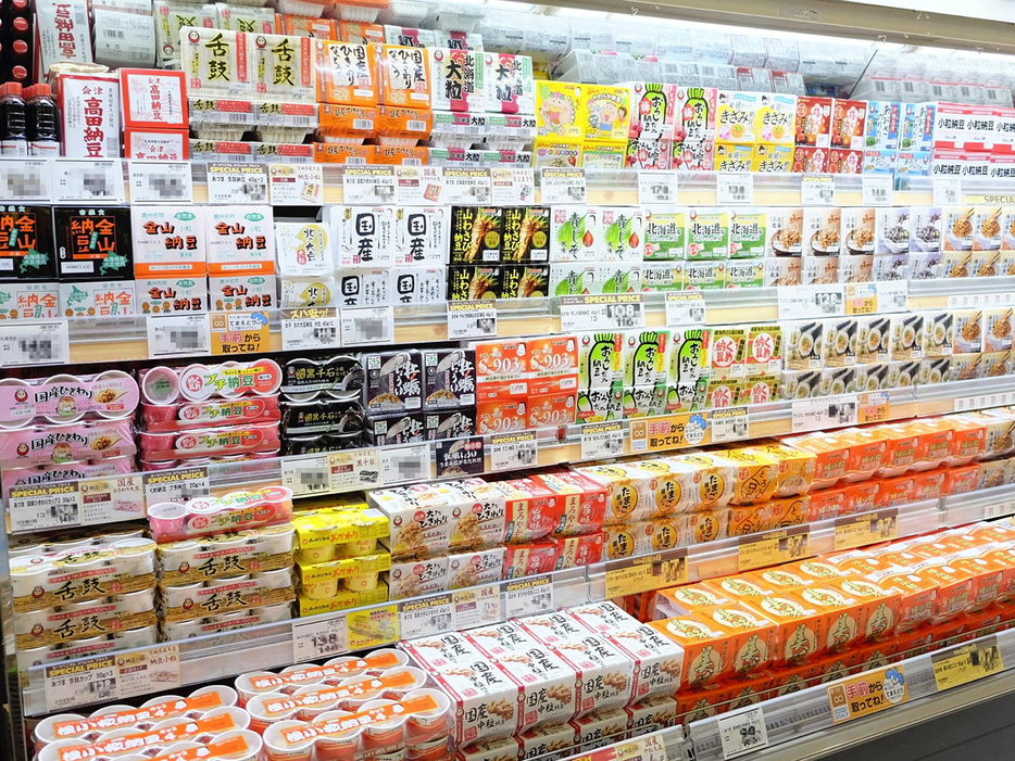 粒の大きさやたれの違いなど、県内のスーパーにはさまざまな種類の納豆が並ぶ（資料写真）