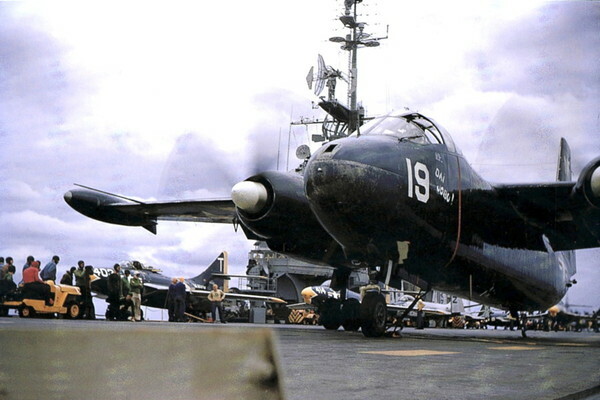 1955年、空母「ミッドウェイ」から発艦するAJ「サヴェージ」艦上攻撃機（画像：アメリカ海軍）。