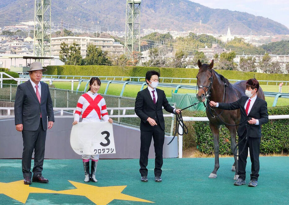 ２０２３年１２月２８日の阪神１Ｒをクロダブシで制した岡浩二オーナー(左)と永島まなみ騎手