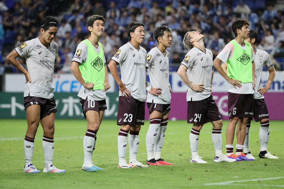 Ｇ大阪に敗れ、厳しい表情を見せる大迫（左から２人目）ら神戸の選手＝２２日、パナスタ