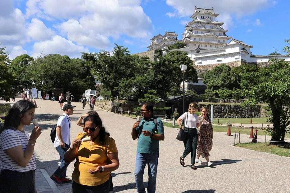 姫路城周辺で観光を楽しむ外国人たち＝兵庫県姫路市