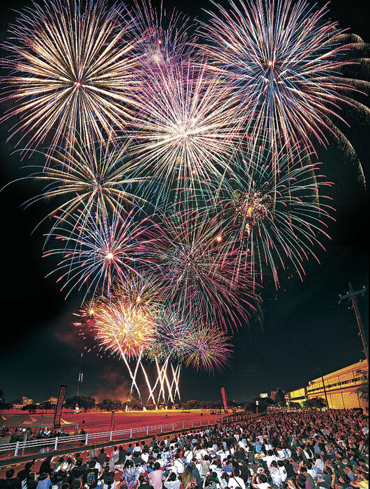 県都の夏の夜空を彩った昨年の北國花火金沢大会。今年は復興大会と位置付けて開催する＝２０２３年７月、金沢市大豆田本町