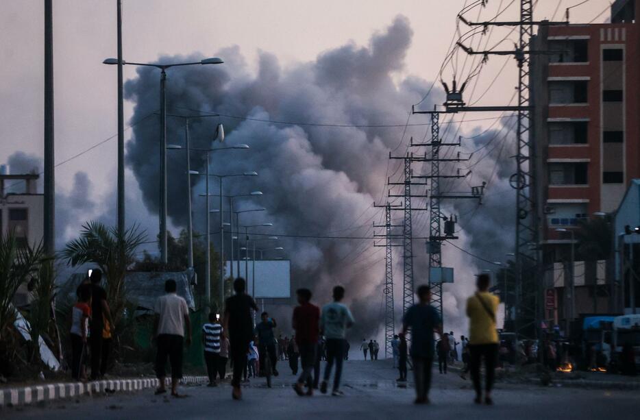 イスラエル軍の攻撃で立ち上る煙＝6日、ガザ中部デールバラハ（ゲッティ＝共同）