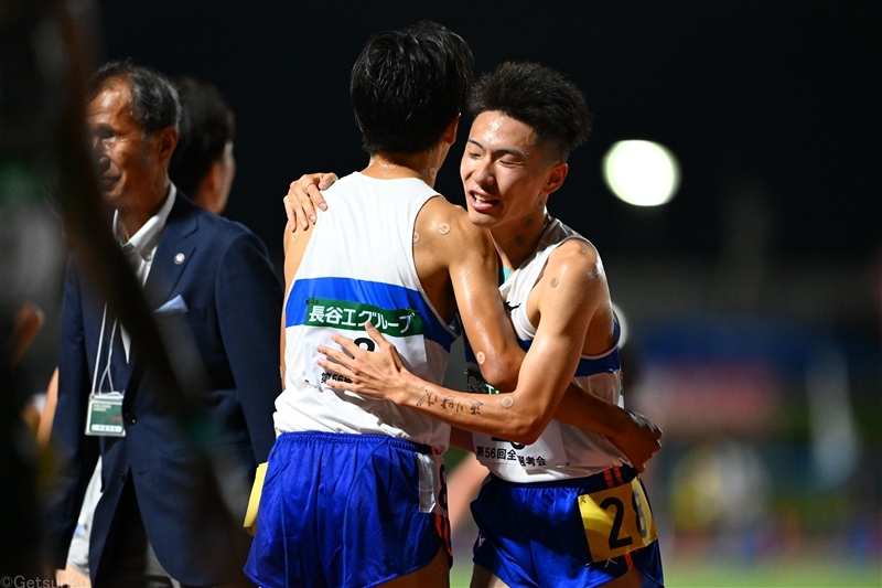 最終組でレース後に喜び合う日体大の山崎丞（右）と平島龍斗