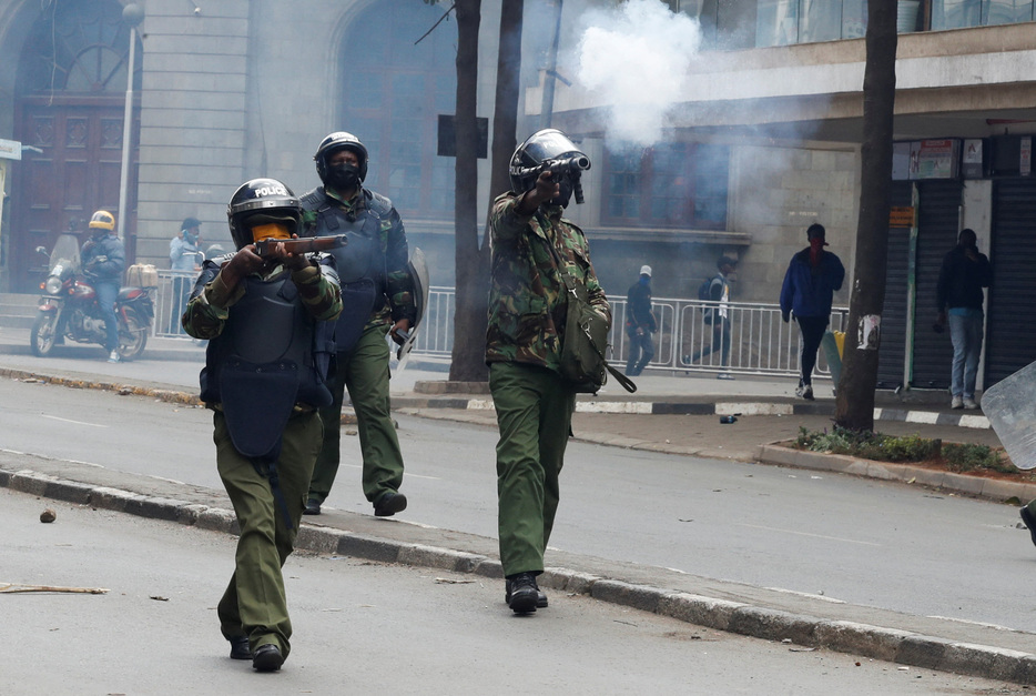 ケニアのルト大統領が増税法案を撤回したにもかかわらず、２７日も全国的な抗議活動が終息せず、首都ナイロビ近郊ではデモ隊と警察との衝突で少なくとも２人が死亡したほか、ケニア西部ホマベイでは警察がデモ隊に発砲する事態となっている。（２０２４年　ロイター/Monicah Mwangi）