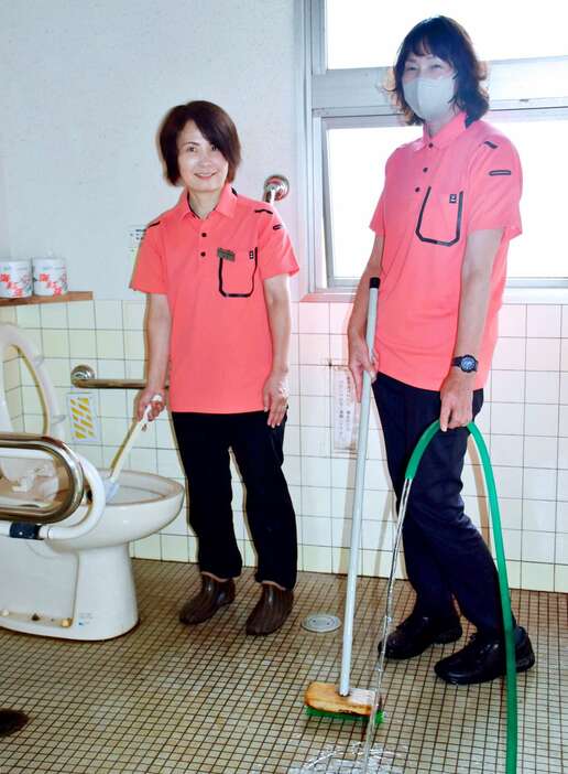 トイレの床や便器を掃除する常盤建設の浜田末子さん（右）と大原みどりさん＝６日、指宿市山川