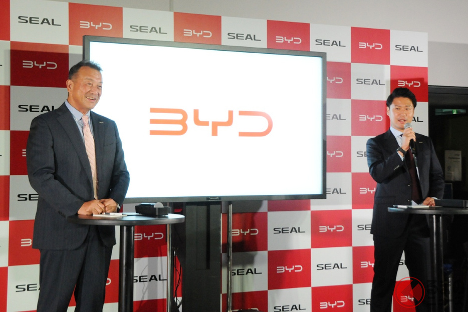 「BYD SEAL」発表会に登壇したBYD Auto Japanの東福寺厚樹社長（左）と同社マーケティング部の遠藤友昭部長（右）