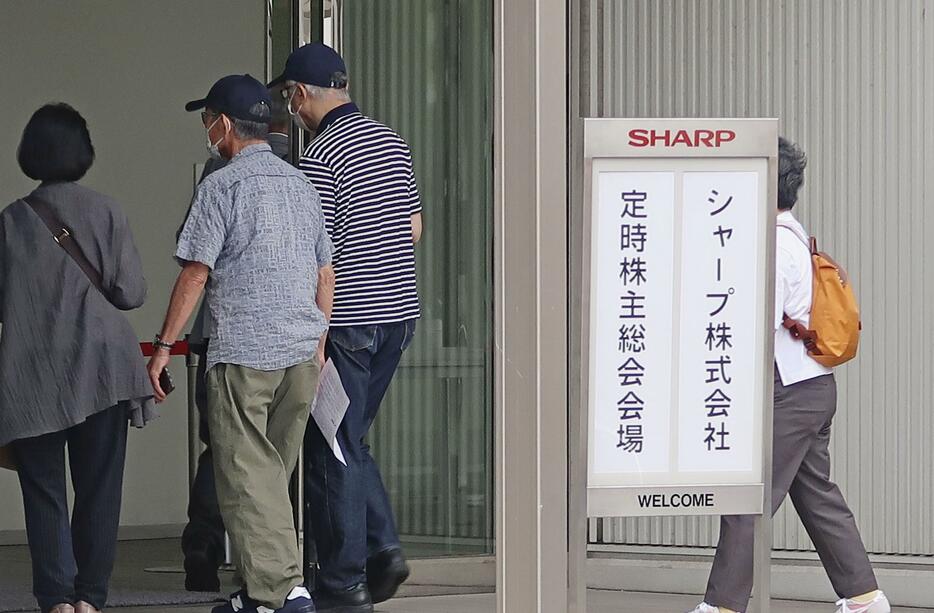 シャープの株主総会会場に入る株主ら＝27日午前、堺市