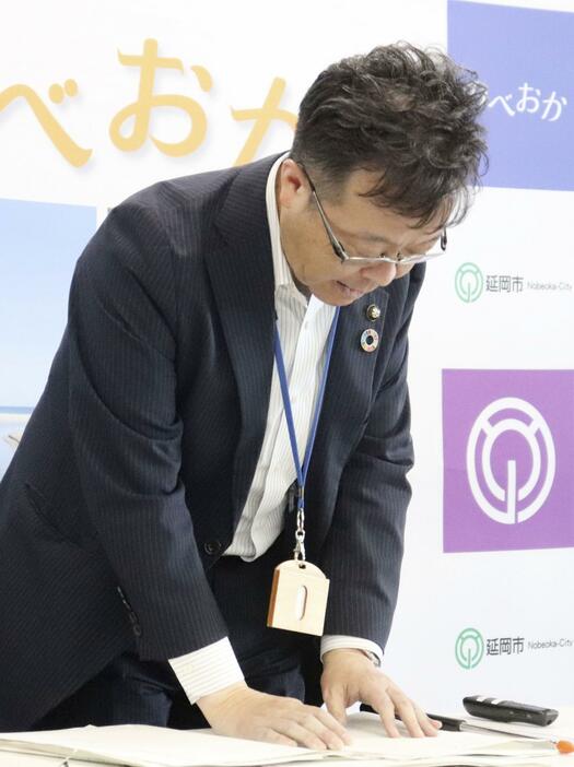 記者会見で不適切発言を謝罪する、宮崎県延岡市の読谷山洋司市長＝7日午後、市役所