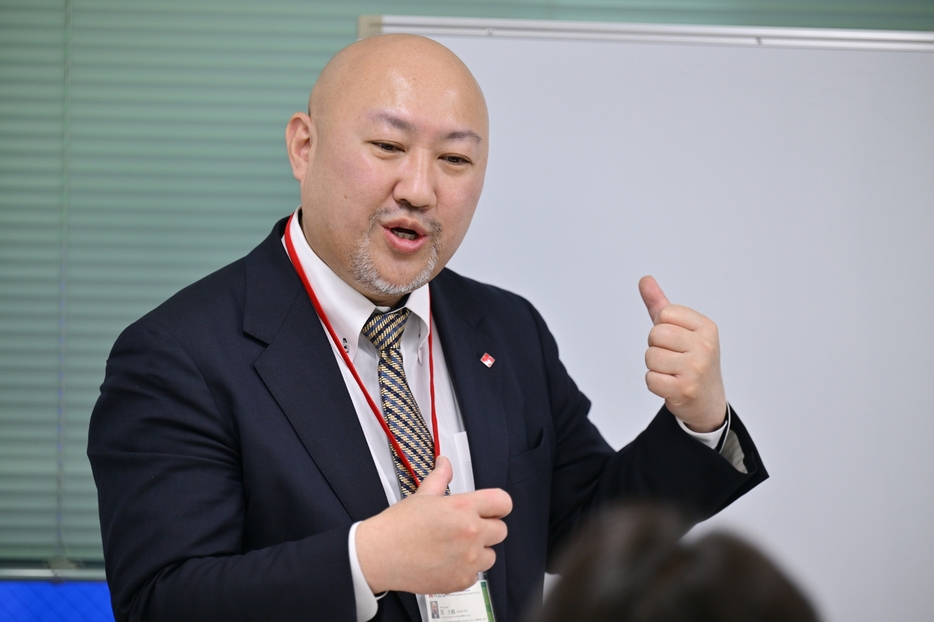 KEC日本語学院新宿校所長の関大輔さん。日本語教師として20年のキャリア