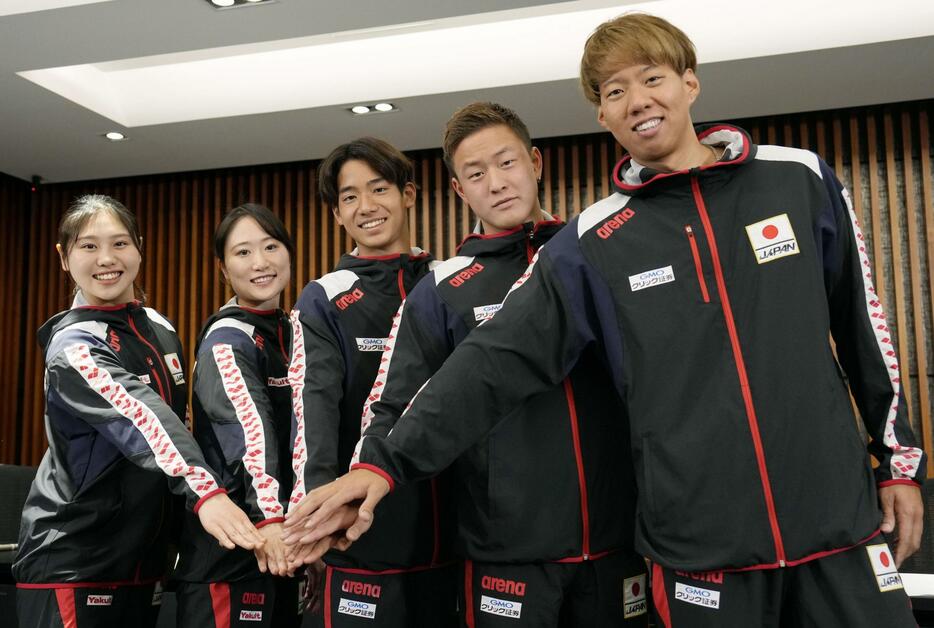 ポーズをとる競泳男子の渡辺一平（右端）とASチーム主将の吉田萌（左から2人目）ら＝6日、名古屋市