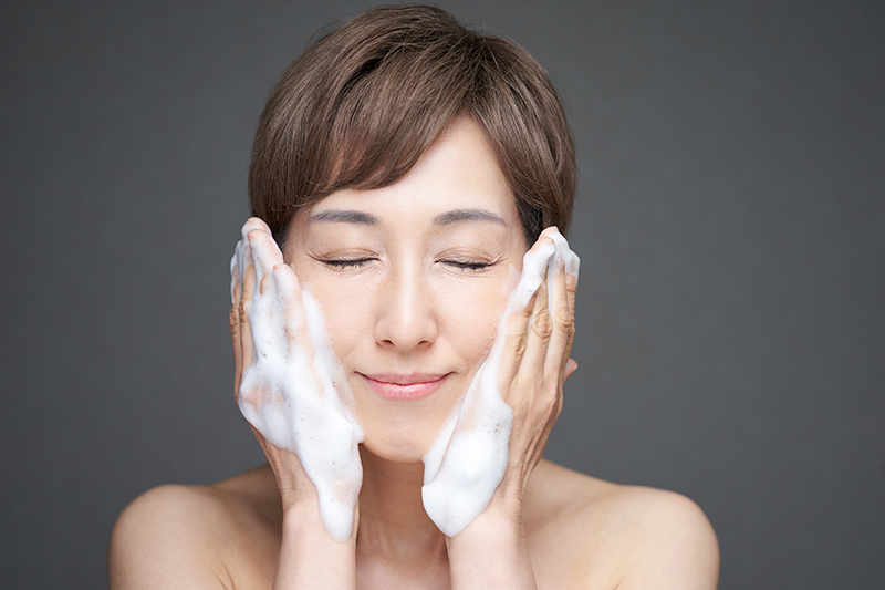 たくさんの泡を作り、押すように洗顔することが大事。写真：Shutterstock