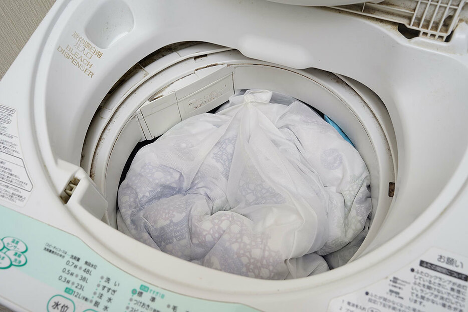 洗濯ネットに入れて、手洗いやドライ、おしゃれ着洗いなどの洗濯物への負担の少ないモードで洗うだけ、非常に簡単です。