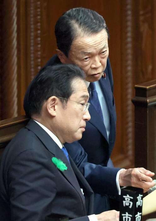 麻生副総裁（右）も岸田首相へのいらだちを隠さなくなっている