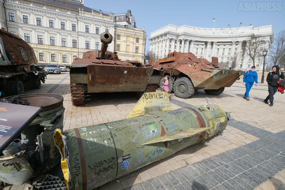 キーウ中心部の広場に展示されているロシア軍の装甲車やミサイルの一部。「抵抗の象徴」であると同時に、ロシア軍の侵攻の事実を刻む意味もあると、訪れていた市民は言った。（2024年5月・キーウ：撮影・玉本英子）