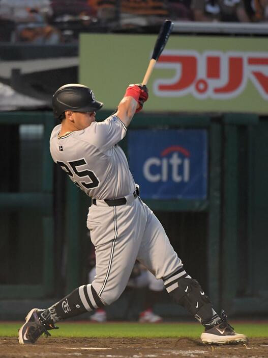 　４回、岡本和は左線に適時二塁打を放つ（撮影・佐藤厚）