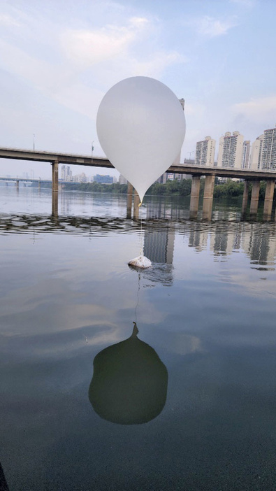 9日、ソウルを流れる漢江で見つかった北朝鮮が飛ばした大型風船（韓国国防省提供・共同）