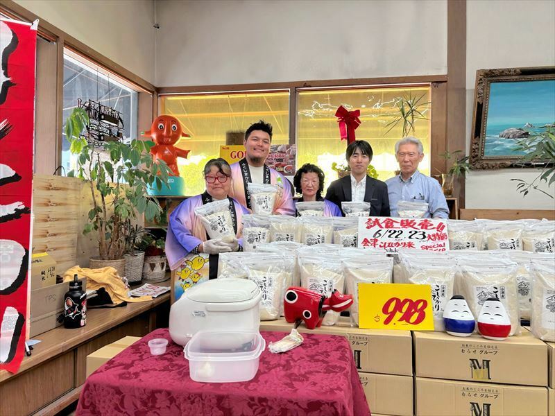 会津産米の試食販売をした（右から）田牧さん、小林領事、ワペンスキー会長、ゲレロさん親子