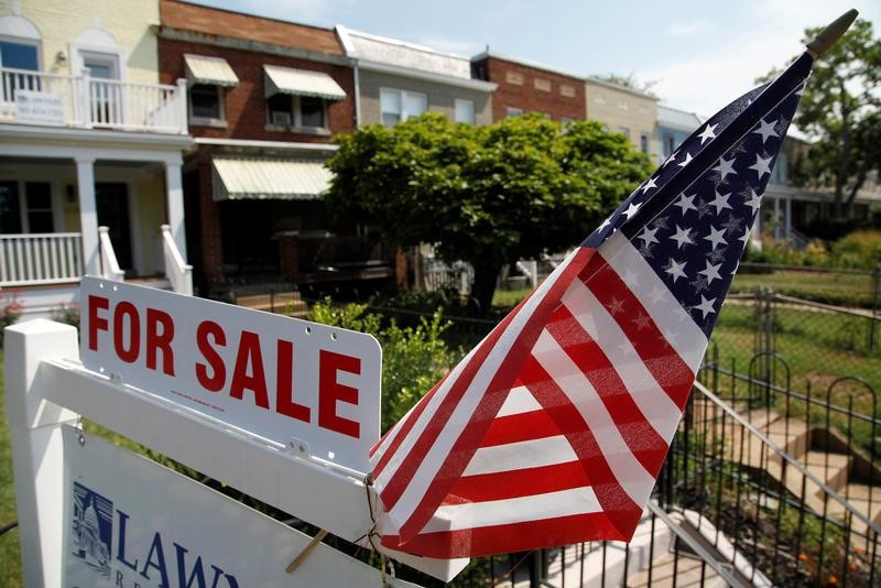 全米リアルター協会（ＮＡＲ）が２１日に発表した５月の米中古住宅販売戸数（季節調整済み）は年率換算で前月比０．７％減の４１１万戸と３カ月連続のマイナスとなった。ロイターがまとめた市場予想は４１０万戸。前年同月比は２．８％減だった。（２０２４年　ロイター／Jonathan Ernst