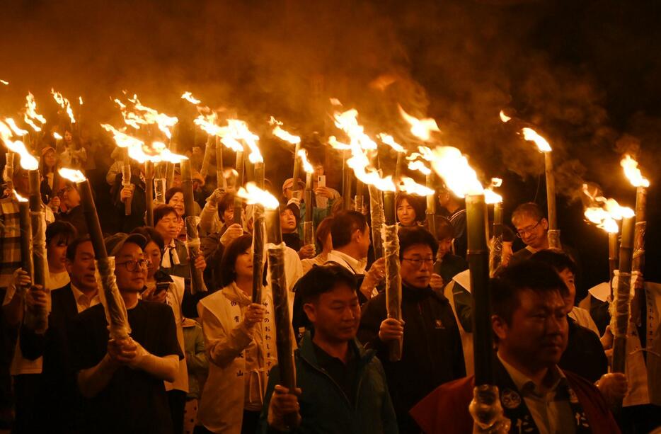 鳥取県・大山の夏山開きの前夜祭で行われた「たいまつ行列」＝1日夜