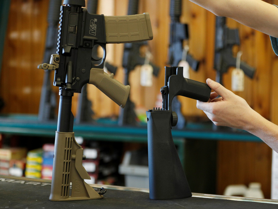 銃に取り付けて連射を可能にする特殊装置「バンプ・ストック」（右）＝2017年10月、米ユタ州の銃販売店（ロイター＝共同）