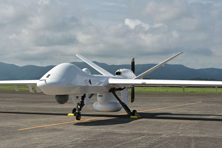 報道陣に公開された大型無人機（ＭＱ９Ｂ）＝１４日午前、鹿屋市の海上自衛隊鹿屋航空基地