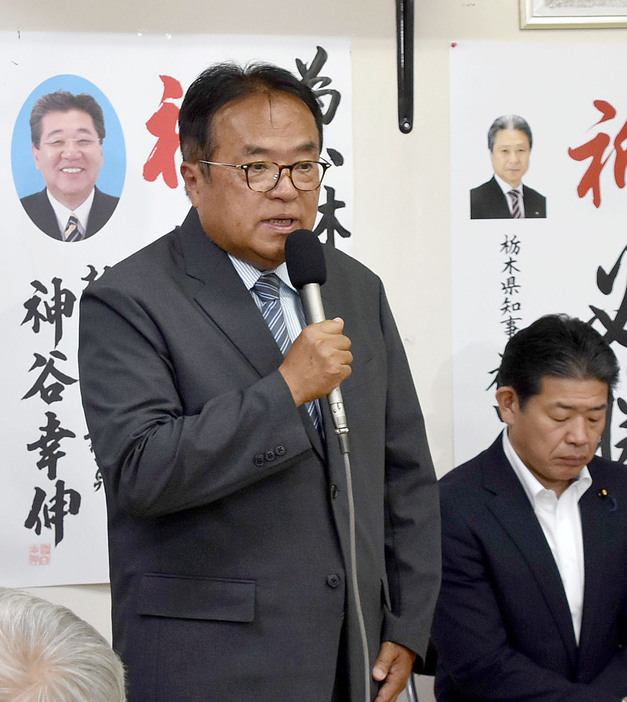 栃木県鹿沼市長選で落選が決まり、支持者らにあいさつする小林幹夫氏（左）＝9日夜