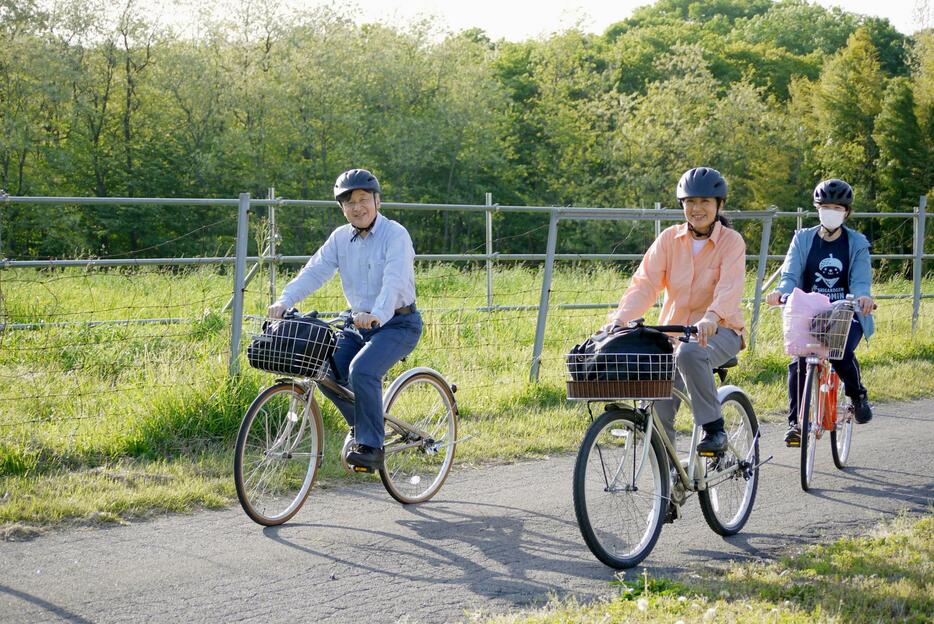 5月に栃木県の御料牧場でサイクリングを楽しまれる天皇、皇后両陛下と長女愛子さま（宮内庁提供）
