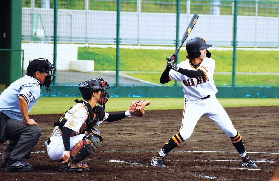 女子選手たちが懸命にプレーした（読売ジャイアンツ女子―ゴールドジム）