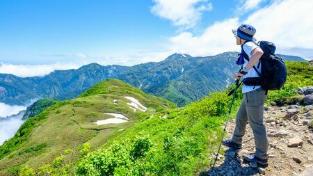 山登りを趣味とする佐々木俊尚氏は、体を動かすことで日常の仕事が楽になると語ります（写真：ばりろく／PIXTA）