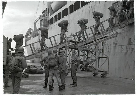 朝鮮戦争の際に韓国で下船する米軍兵士（gettyimages）