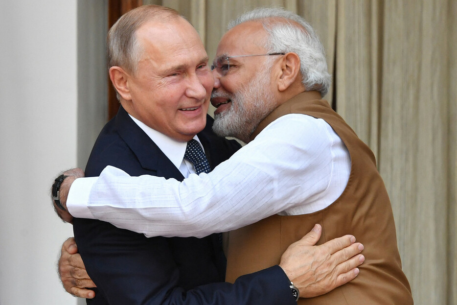 ロシアのプーチン大統領（左）とインドのモディ首相＝２０１８年１０月、ニューデリー（ＡＦＰ時事）
