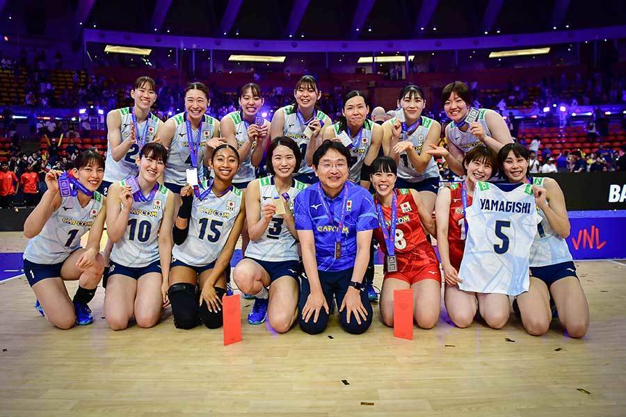 ネーションズリーグ女子、銀メダルを獲得したバレー日本代表【写真：VNL提供】