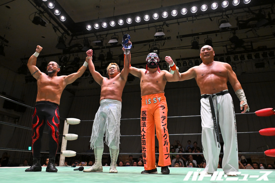 獅龍引退試合を終えた（左から）ディック東郷、カズ・ハヤシ、ザ・グレート・サスケ、新崎人生