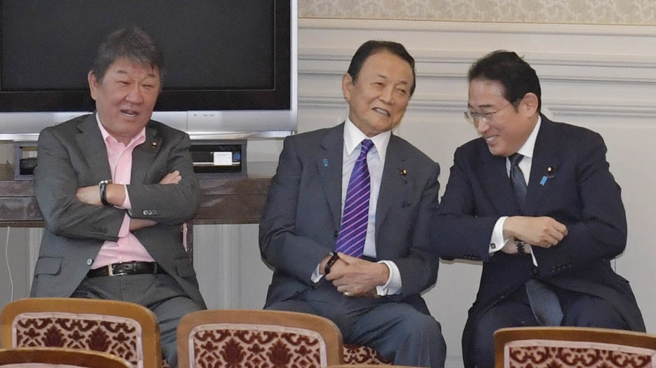 自民党の代議士会後、岸田首相（右端）と談笑する麻生副総裁（中央）と茂木幹事長＝２１日、国会内