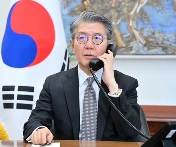 韓国外交部のキム・ホンギュン第1次官が2月、カート・キャンベル米国務副長官と電話で話している＝韓国外交部提供