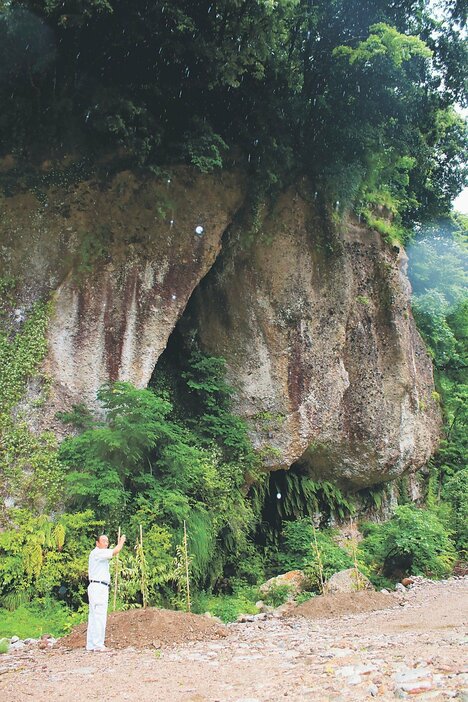 付近にヤマザクラの苗木が植えられた「仏岩」