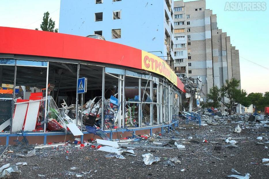 ロシア軍のミサイル攻撃で破壊されたスーパーマーケットと集合住宅。標的は軍事施設や行政機関建物だけでなく、商店、学校や病院にもおよぶ。（2022年8月・ミコライウ：撮影・玉本英子）