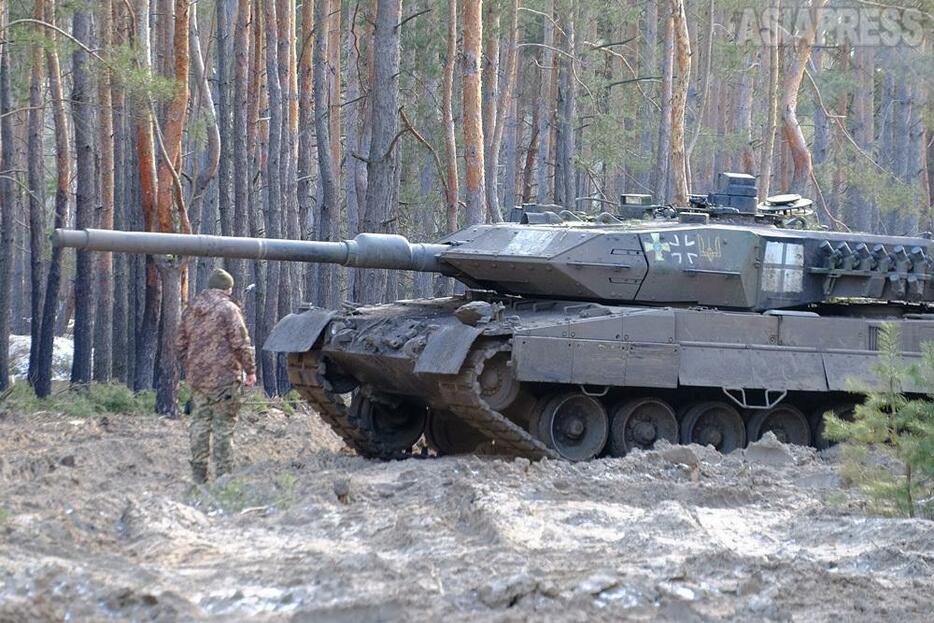 ウクライナは各国に武器支援を求め、「民主主義を守る戦い」とし、他方、ロシアは「ウクライナでの特別軍事作戦は西側、NATO、ナチとの戦い」と宣伝。写真はドイツが供与した最新鋭レオパルト2A戦車。（2024年2月・リマン：撮影・玉本英子）