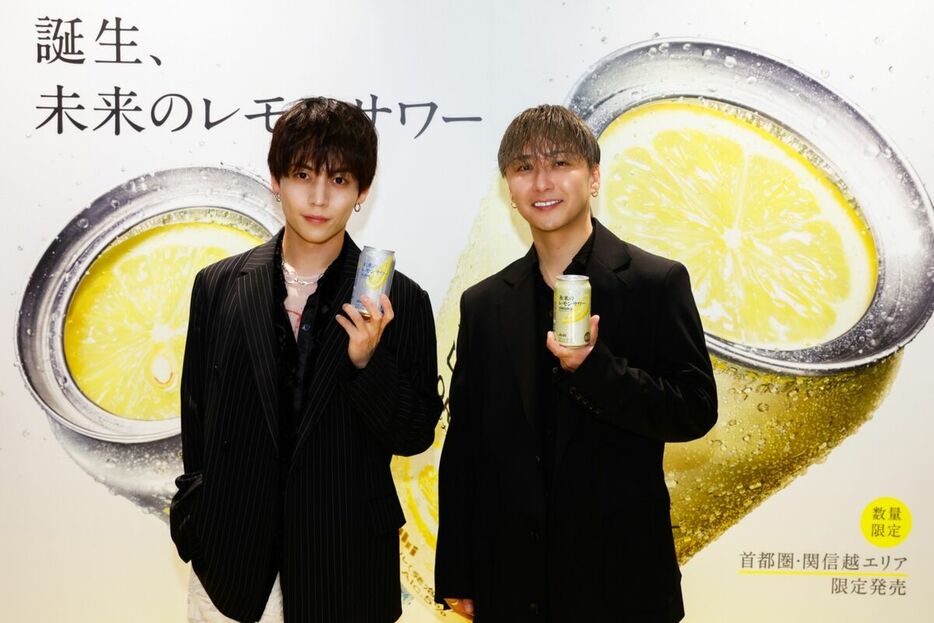 「未来のレモンサワー」発売記念試飲イベントに出席したDa-iCEの岩岡徹(左)、大野雄大