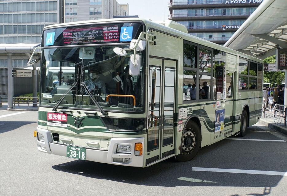 京都市で運行が始まった「観光特急バス」＝1日