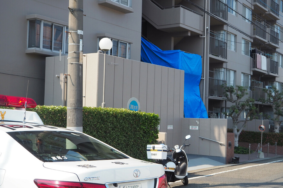 １４日午前、東京都八王子市のマンション一室で「姉を殺した」と男の声で１１０番があった。警視庁高尾署員が駆け付けると、住民とみられる８０代くらいの女性が倒れているのが見つかり、死亡が確認された＝同日午後