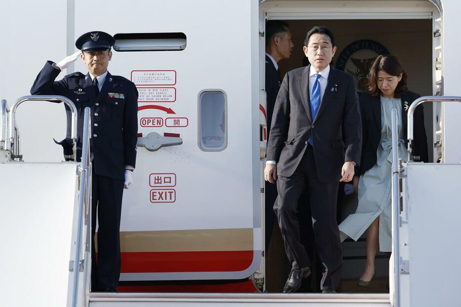 イタリア、スイス訪問を終え、帰国した岸田首相と妻の裕子さん＝16日午後、羽田空港