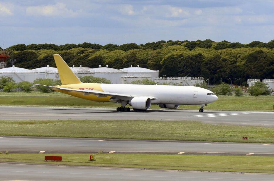 成田空港に緊急着陸した米ポーラーエアカーゴの貨物機＝4日午前11時半