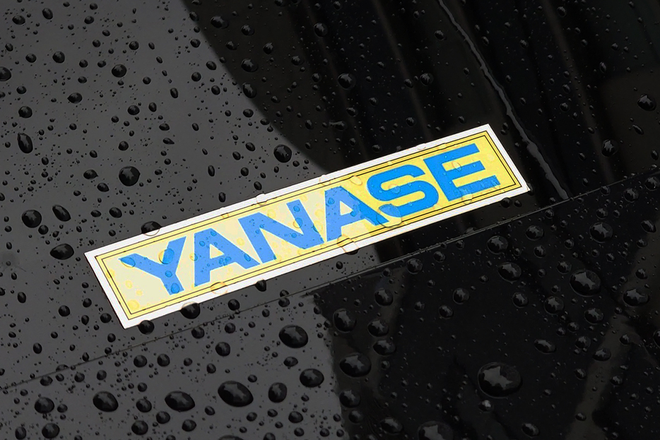 輸入車の代理店として有名な「ヤナセ」。ヤナセで買ったクルマのリヤウインドウには「YANASE」のステッカーが貼られている。