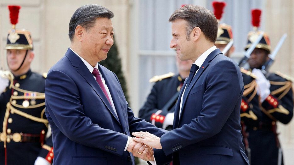 パリのエリゼ宮（大統領府）で習近平・中国国家主席（左）を迎えるフランスのマクロン大統領＝2024年5月6日（AFP＝時事）